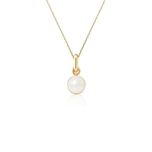 un collier en or avec une pierre blanche