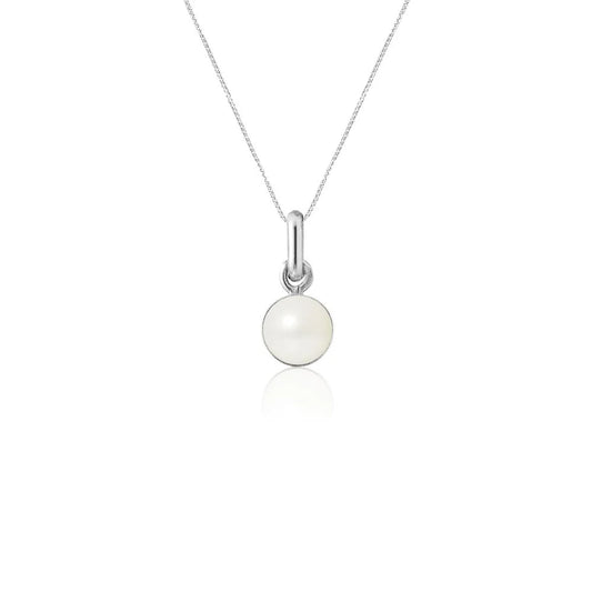 un pendentif en perle blanche avec une chaîne en argent