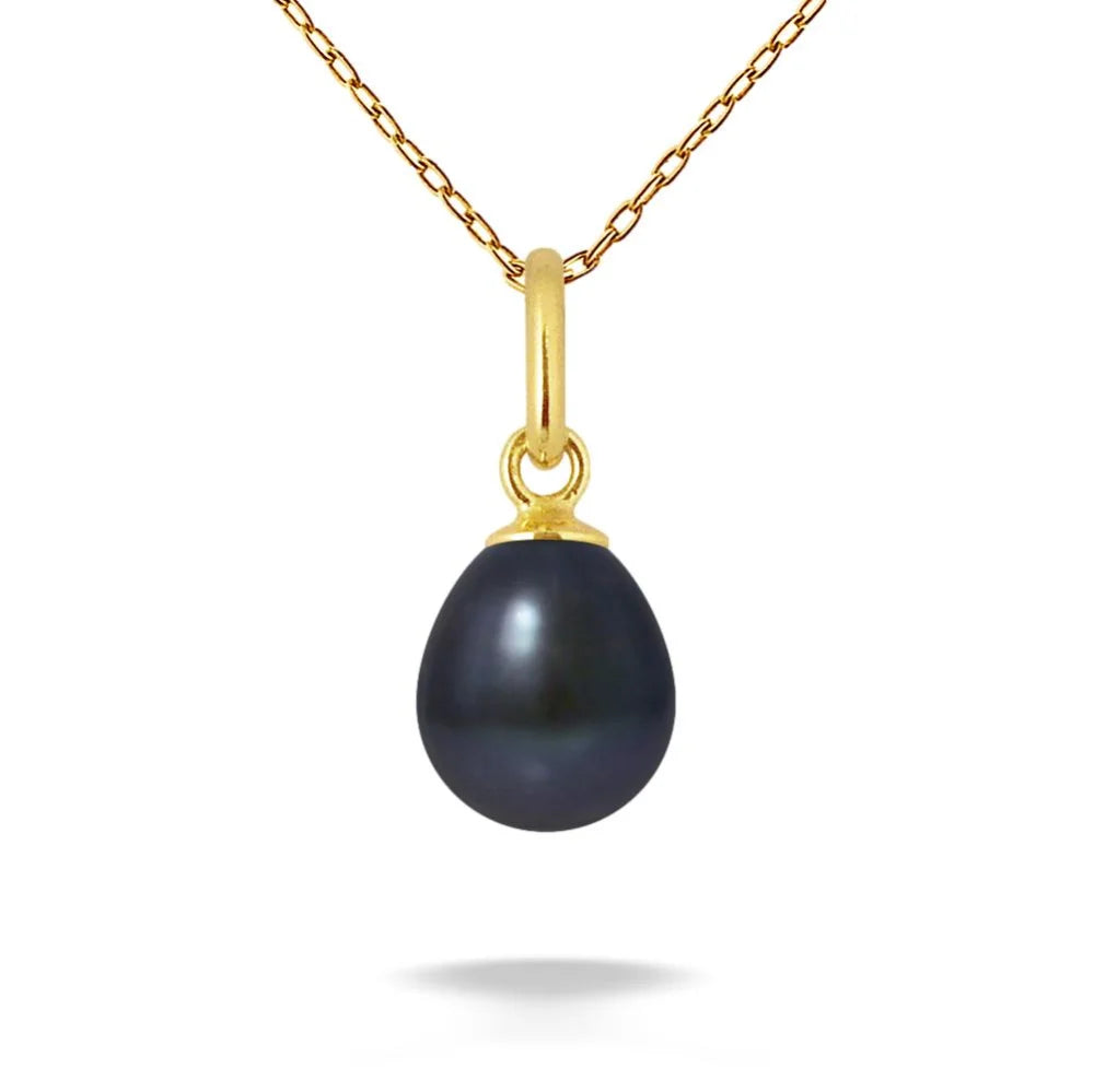 un pendentif en perle noire sur une chaîne en or