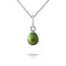 un pendentif en perle verte sur une chaîne en argent