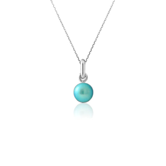 un pendentif en perle bleue avec une chaîne en argent sur fond blanc