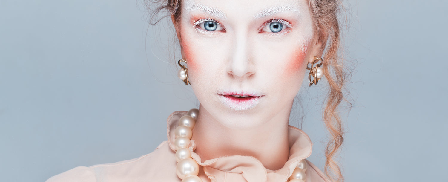 Portrait femme avec des perles blanches