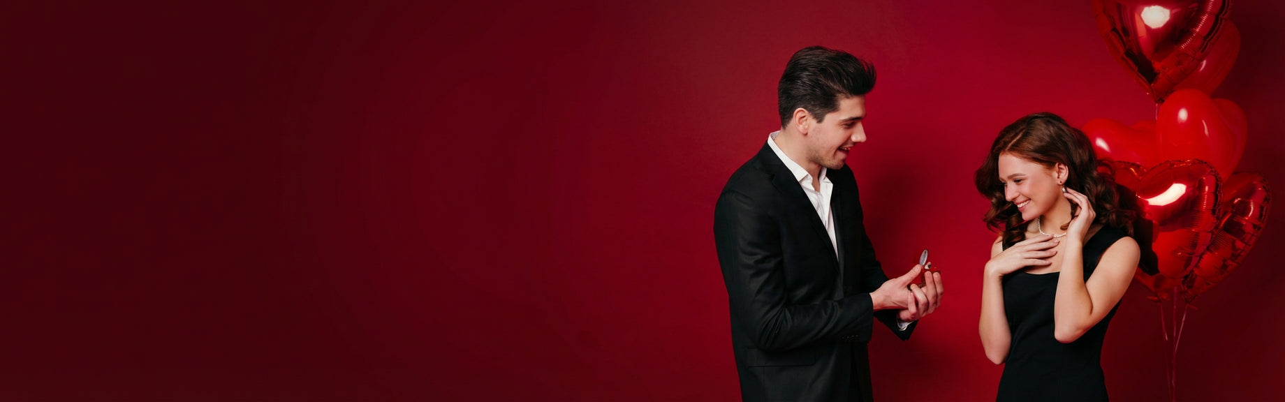 homme qui offre une bague en perle à sa compagne lors de la Saint-Valentin